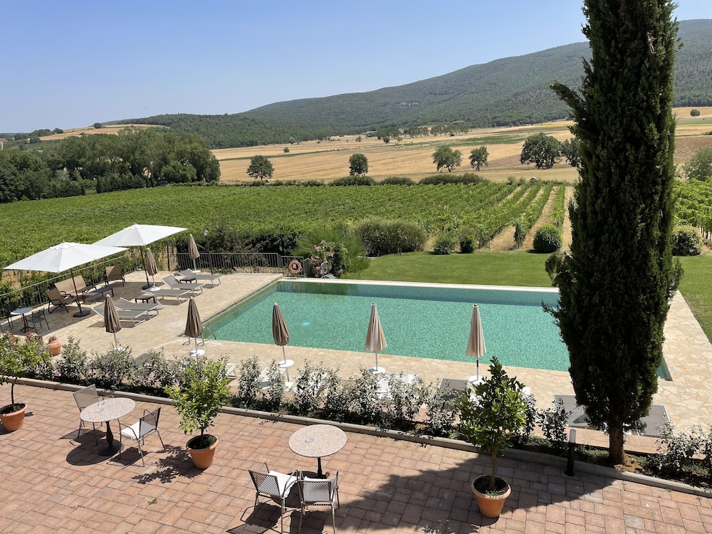 Il Colombaio Winery — 4-Star Luxury Hotel in Monteriggioni, Italy