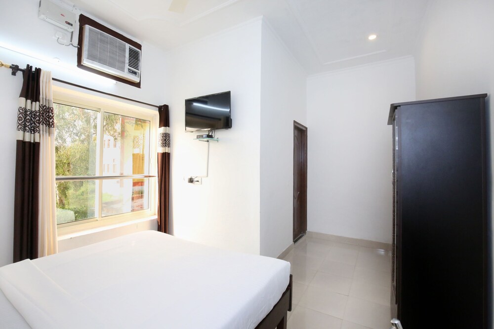 Oyo 9371 Hotel Anmol — hotel near Shaheed Bhagat Singh International Airport