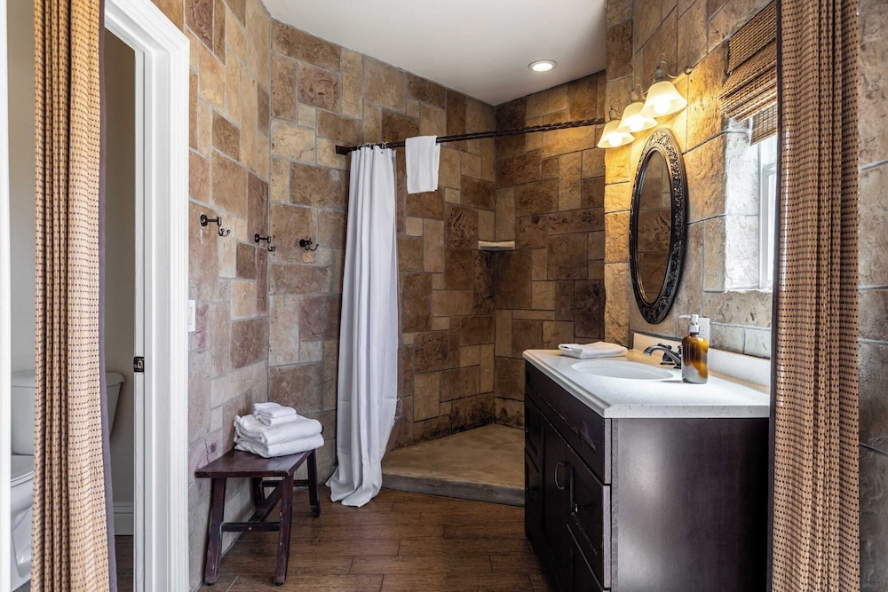 Sleeps 20 Vineyard Estate w Resort Pool Spa Game Room Wilson Creek Manor by AvantStay - photo 23