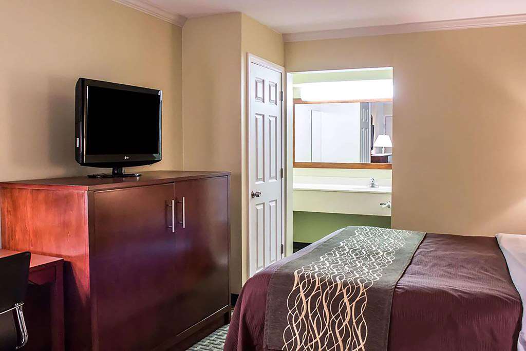 Days Inn by Wyndham Austintown - photo 10