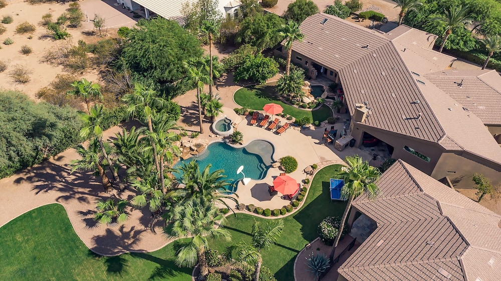 Preston by Avantstay 6BR Desert Oasis w Basketball Court Pool & Hot Tub - photo 19