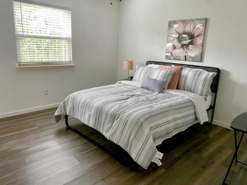 3 BR Cheerful Townhouse Long Term for Families — 4-Star Luxury Hotel in Houston, United States