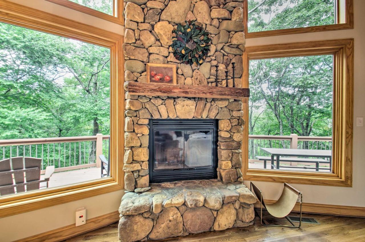 Luxe Wintergreen Resort Escape with Hot Tub - photo 5