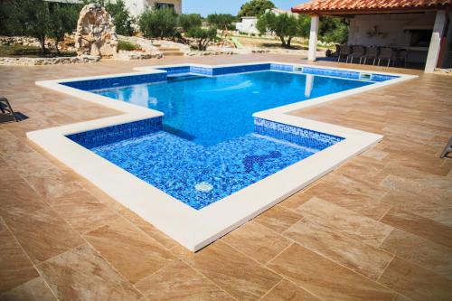 Villa Luisa für bis zu 8 Personen mit Pool Klima Grill Tischtennis Boccia — 4-Star Luxury Hotel in Pucisca, Croatia