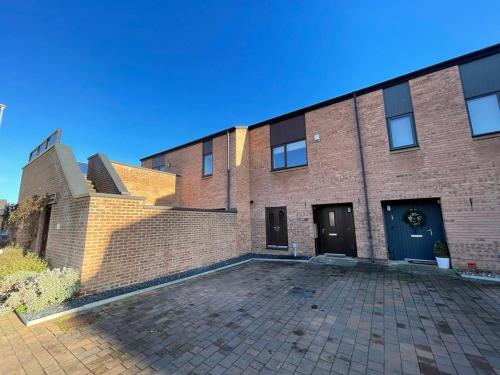 2 Bedroom House with Garden Next to River Tees — 4-Star Luxury Hotel in Stockton-On-Tees, United Kingdom