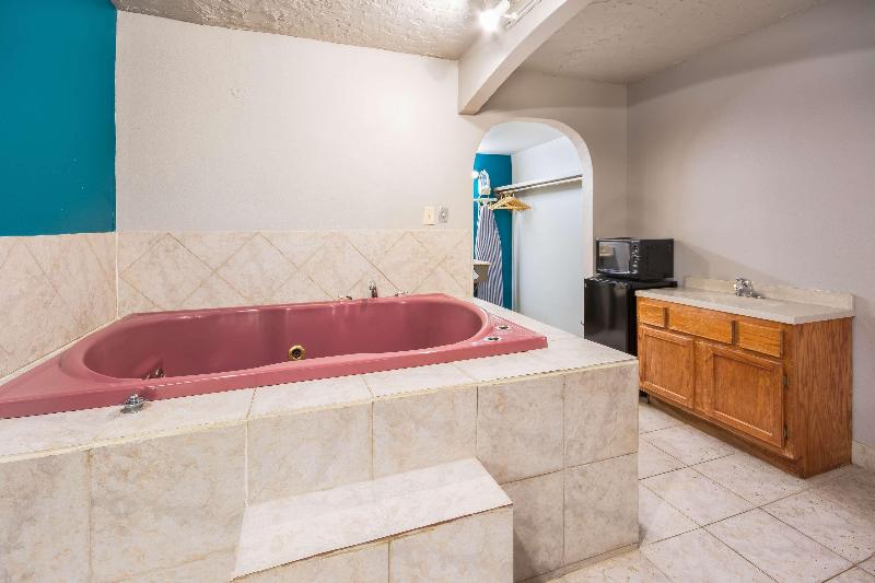 Econo Lodge Inn & Suites Oklahoma City - photo 22