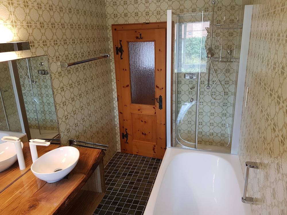 Deep soaking bathtub