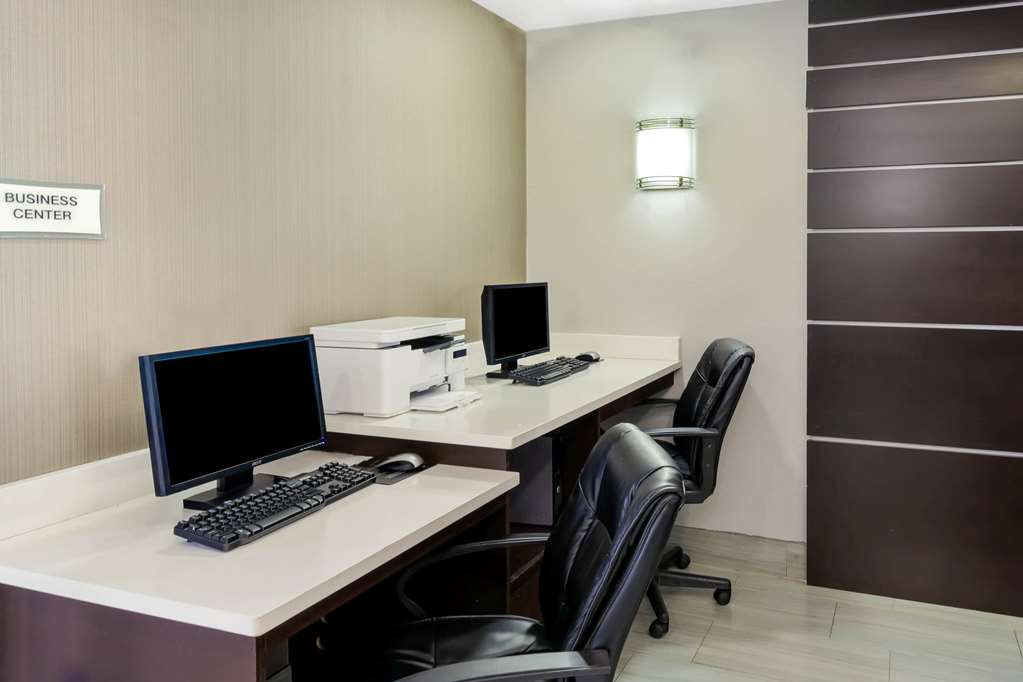 La Quinta Inn & Suites by Wyndham Canton MS - photo 40