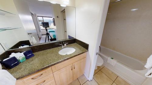 Updated 22nd Floor Waikiki Condo Free parking & WiFi Ideal for large family by Koko Resort Vacation Rentals - photo 15