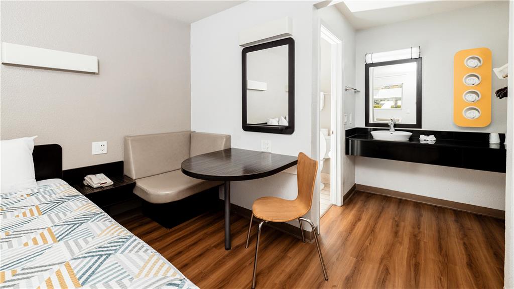 Motel 6 Ontario Airport - photo 9