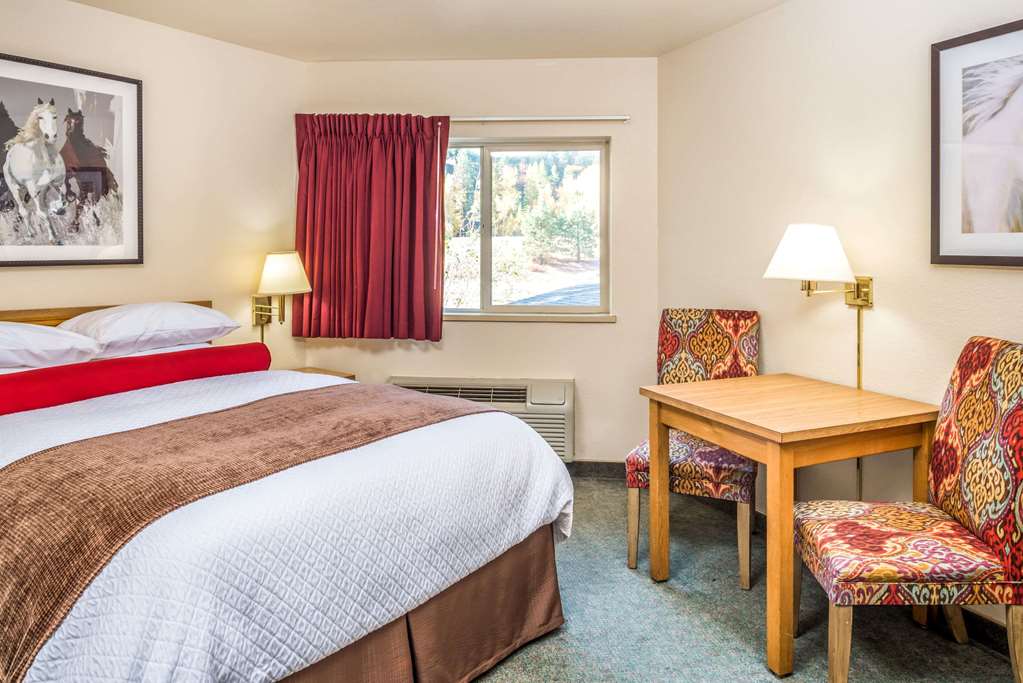 Super 8 by Wyndham St. Regis - photo 8