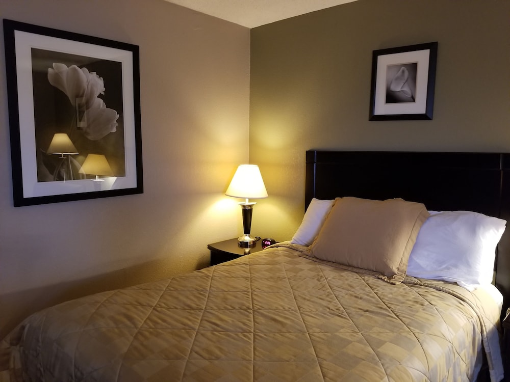 Howard Johnson Inn Cleveland Airport - photo 9