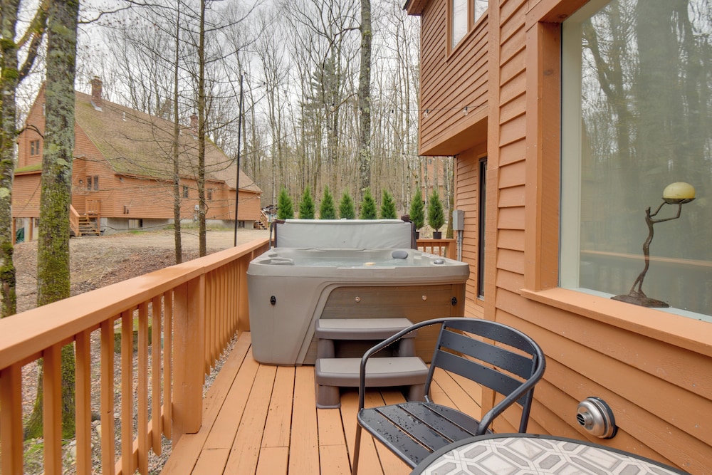 Private Hot Tub and Deck North Conway Retreat — 4-Star Luxury Hotel in North Conway, United States