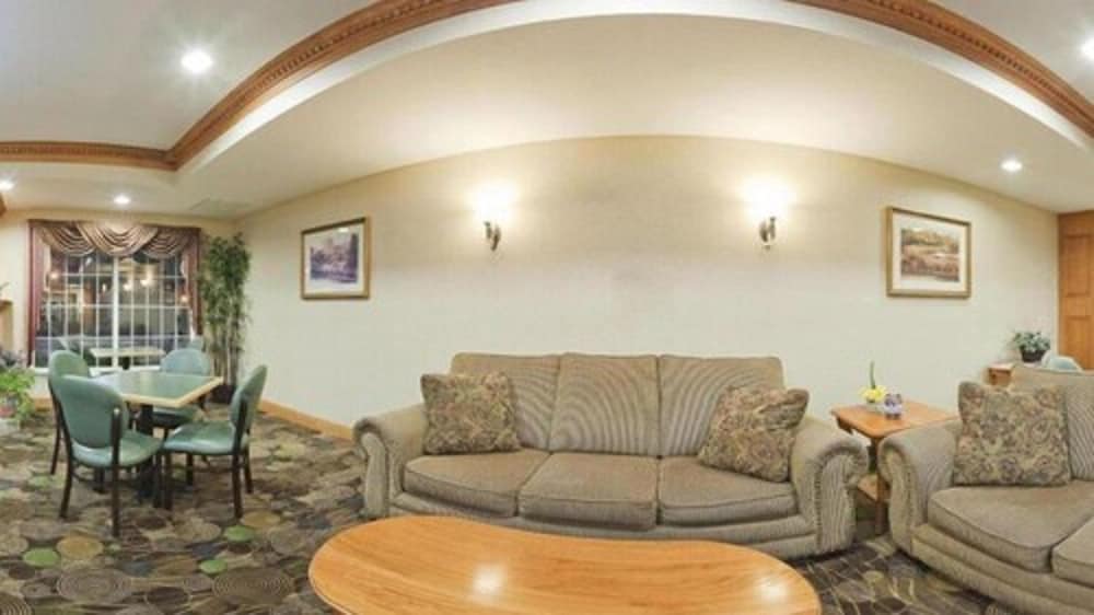 Holiday Inn Express Hotel & Suites Defiance by IHG - photo 2