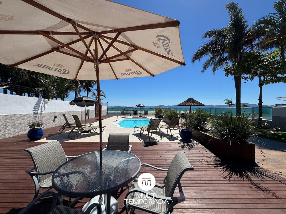 Dream House Frente Mar Ponta das Canas — 4-Star Luxury Hotel in Florianopolis, Brasil