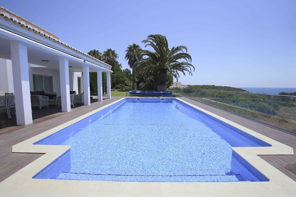 Vivenda Alice by Rental4all — 4-Star Luxury Hotel in Lagoa, Portugal