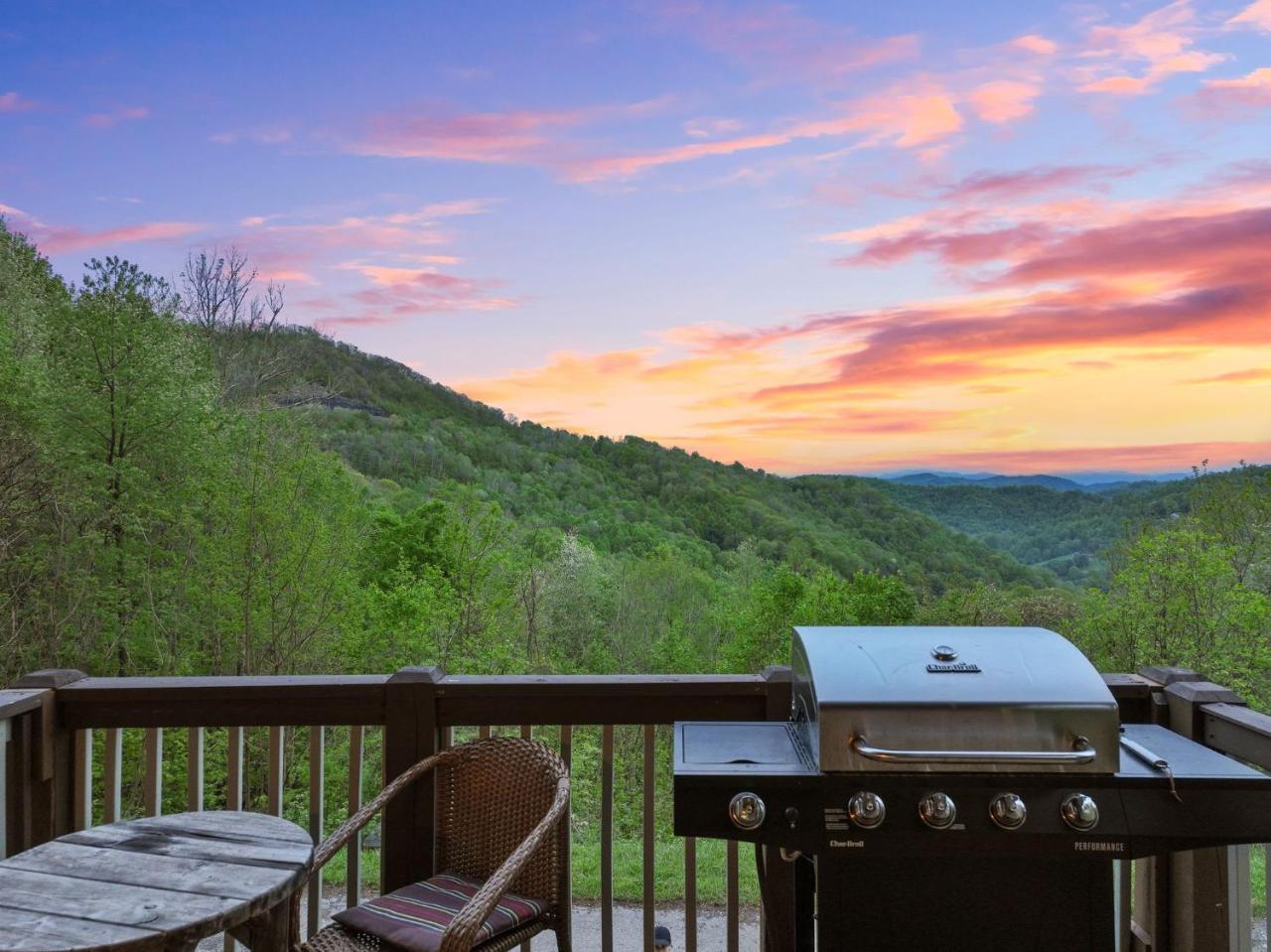 2 Cabins & Views for Miles Hot Tubs Pool Table — 4-Star Luxury Hotel in Mars Hill, United States