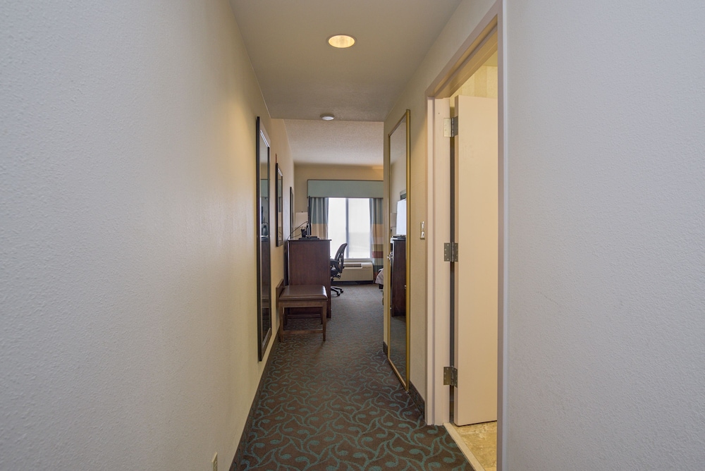 Hampton Inn Portsmouth Central - photo 9