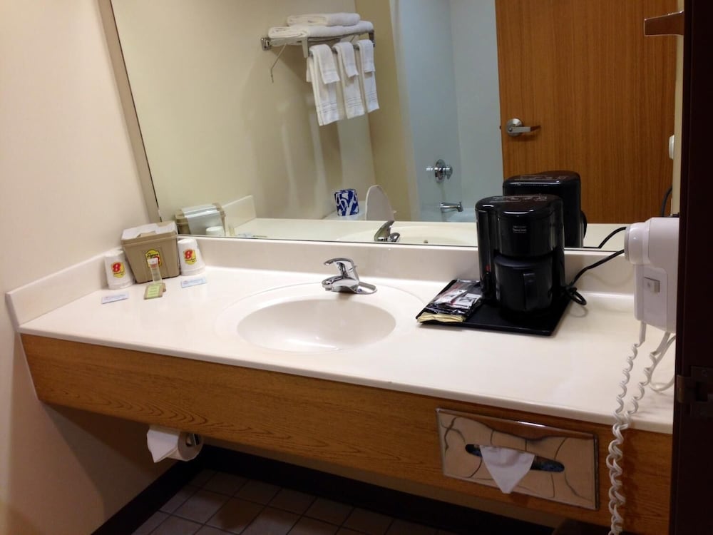 Super 8 by Wyndham Ava - photo 34