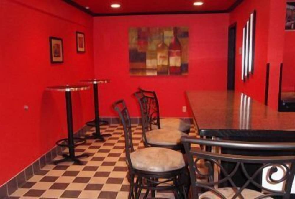 Roseau Motel & Diner - photo 4