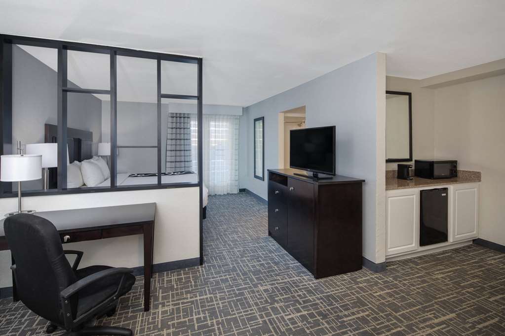 La Quinta Inn & Suites by Wyndham Atlanta Airport South - photo 16