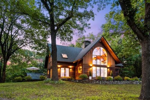 Catskill Estate epic views hot tub in Kingston, United States