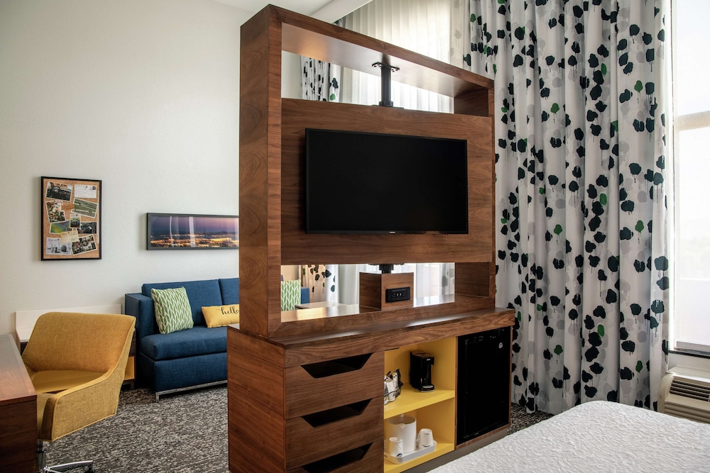 Hampton Inn & Suites Los Angeles Sherman Oaks - photo 13