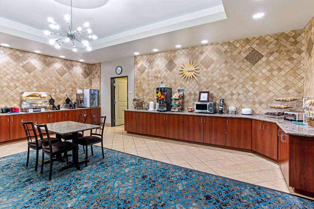 La Quinta Inn & Suites by Wyndham Denver Gateway Park - photo 56