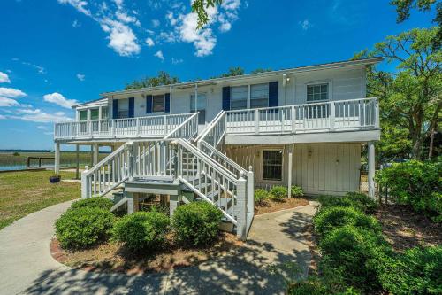 Scenic Folly Retreat by Sweet Escape Stays in Folly Beach, United States