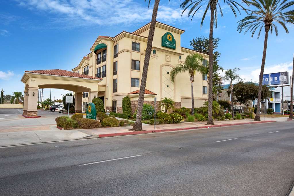 La Quinta Inn & Suites by Wyndham NE Long Beach Cypress - photo 3