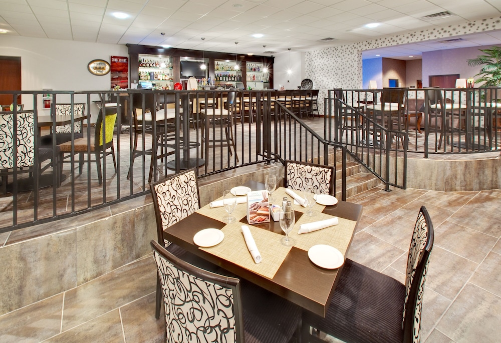 Crowne Plaza Milwaukee Airport by IHG - photo 42