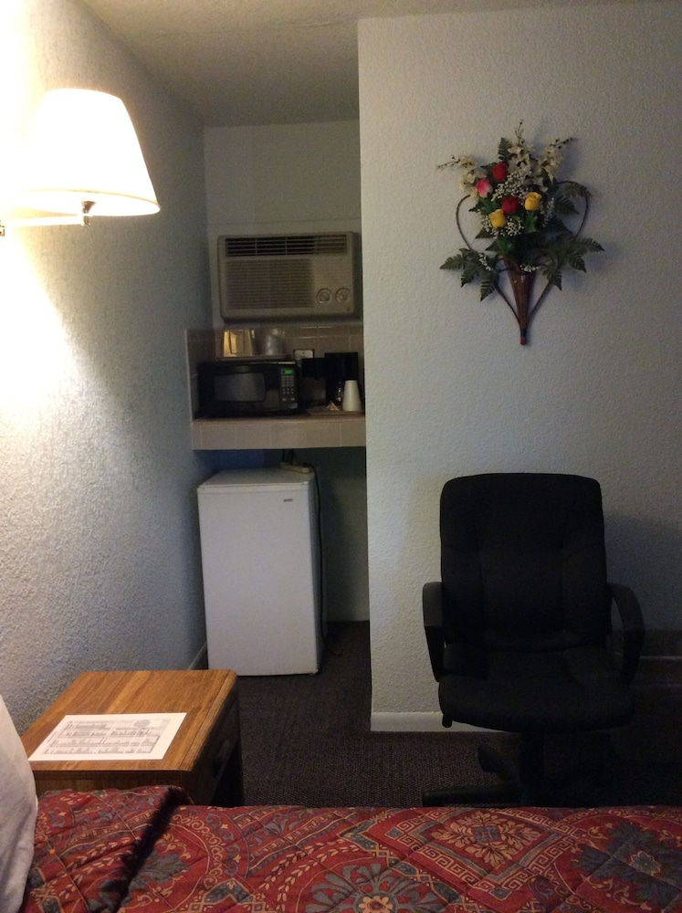 Regency Inn Comanche - photo 6
