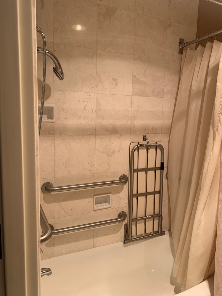 Cow Hollow Inn & Suites - photo 36
