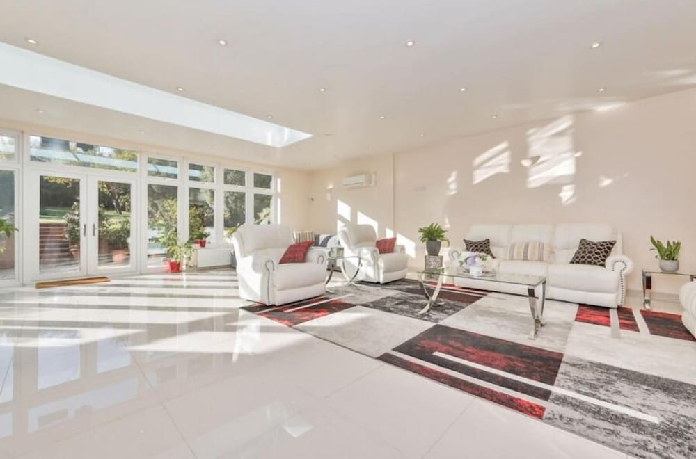 Rose House Garden — 4-Star Luxury Hotel in Luton, United Kingdom