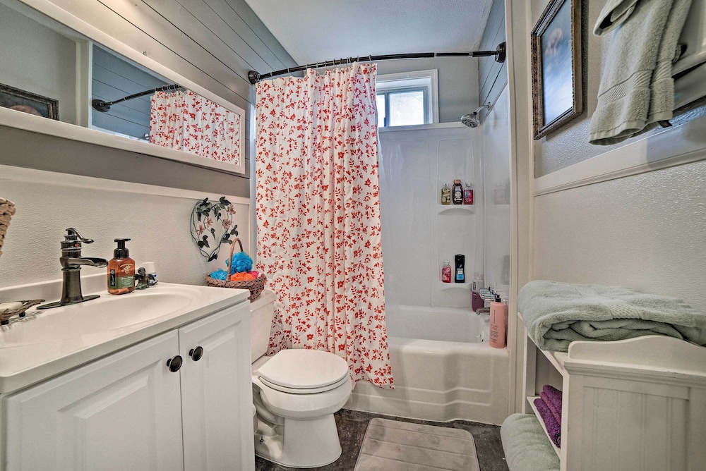 Coastal Escape with Yard Walk 1 Mile to Texas A and M in Corpus Christi, United States