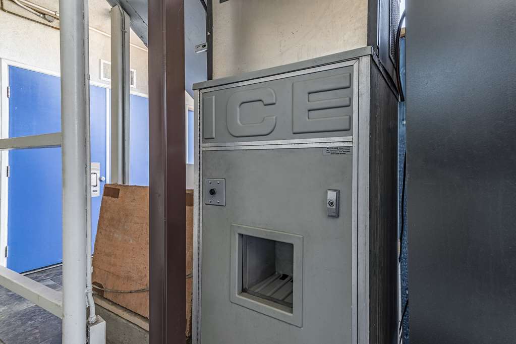 Motel 6 - photo 27