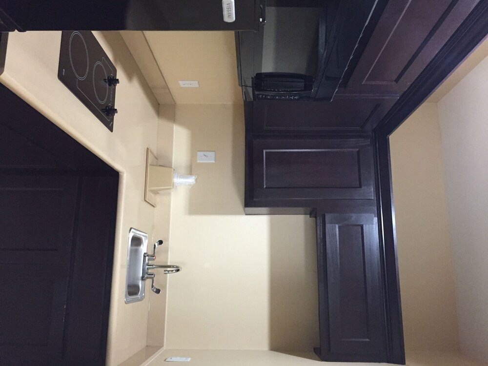Downtowner Inns & Suites - photo 17
