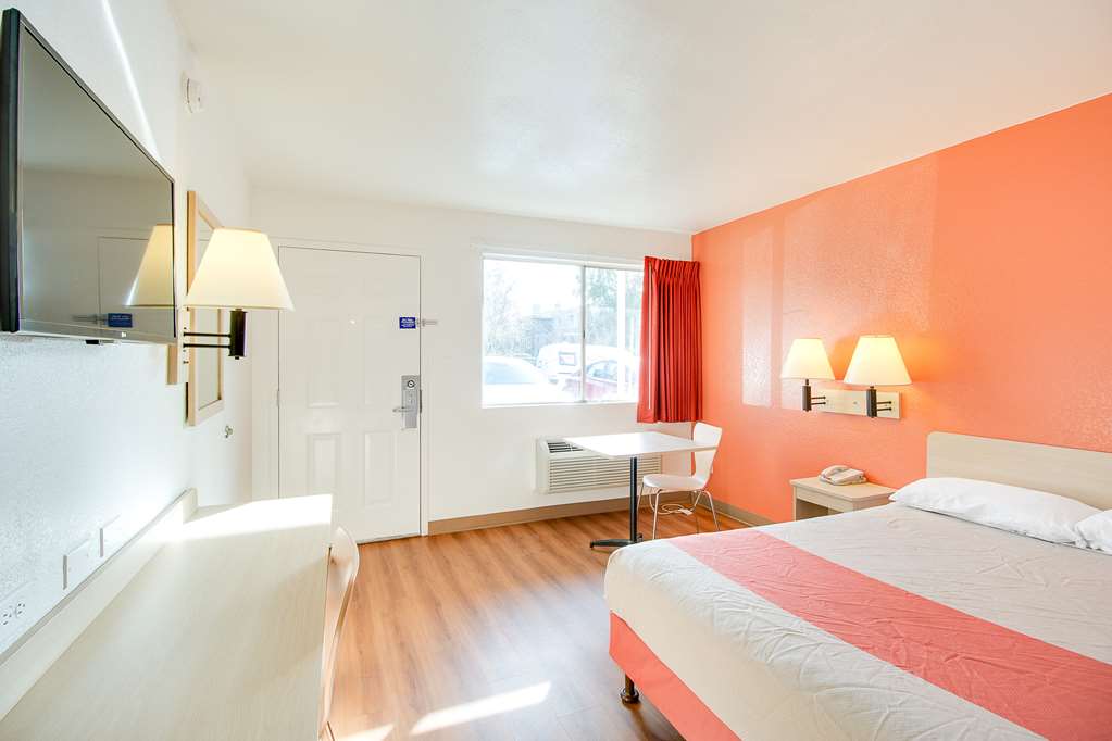 Motel 6 Phoenix East - photo 3