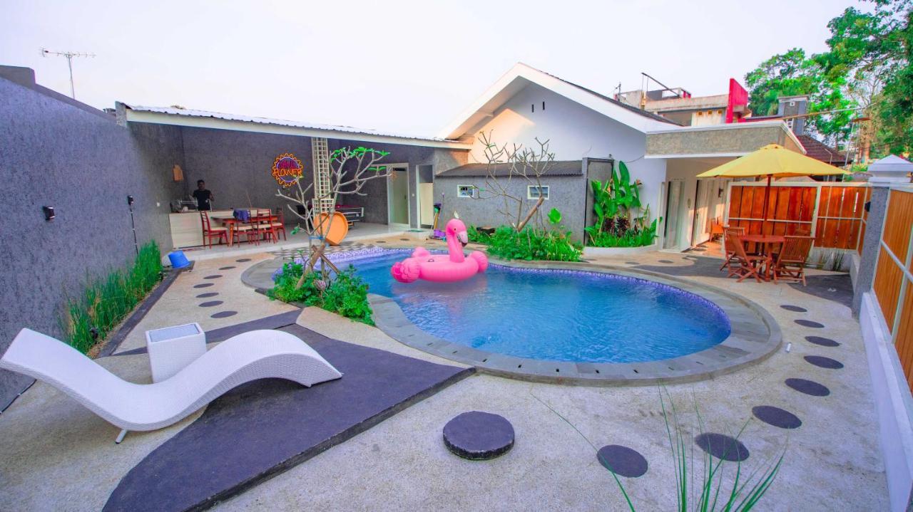 Villa Sunflower Private Pool by Masterpiece Villa — 4-Star Luxury Hotel in Malang, Indonesia