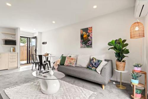 Vibrant 2 bed Henderson Abode - carbon neutral hotel in Auckland
