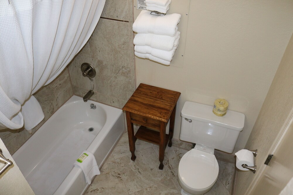 Inlet Tower Hotel & Suites - photo 31