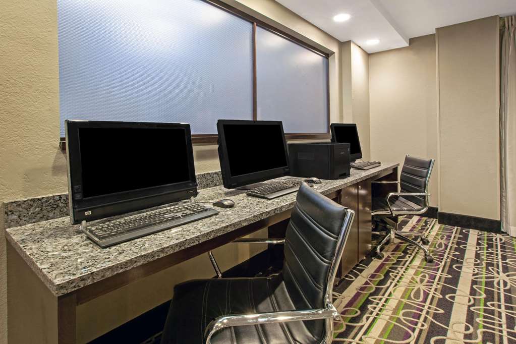 La Quinta Inn & Suites by Wyndham Detroit Metro Airport - photo 40