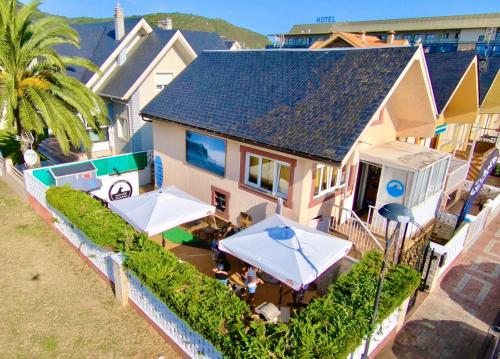 Escuela de Surf Waves Sound Alojamiento Compartido — hotel in Santona