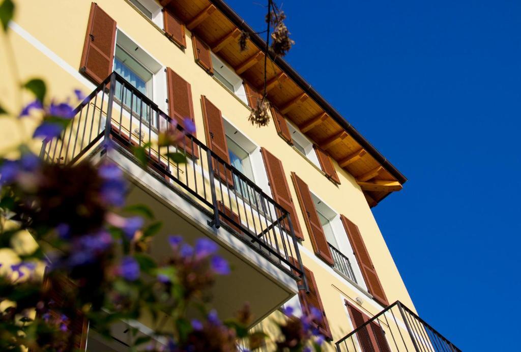 LakeSide Villa Del Pierangelo: Apartment Platanus — 4-Star Luxury Hotel in Cremia, Italy
