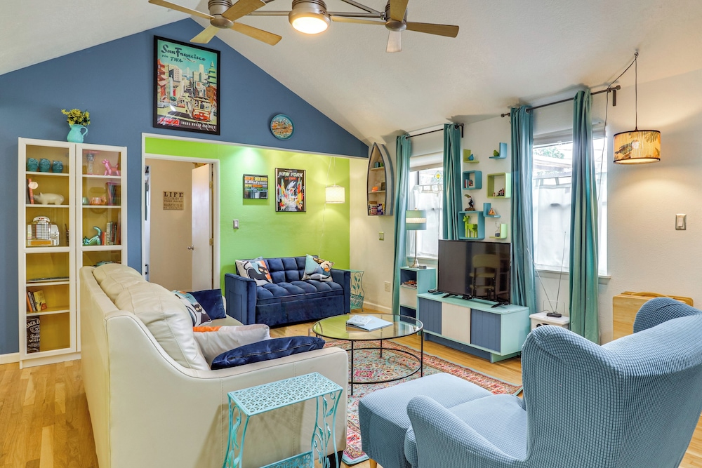 Outdoor Bar & Large Pool: Retro ABQ Retreat