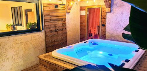 Cocon Nature Montpellier Jacuzzi & Sauna 300m du Tramway in Castelnau-Le-Lez, France