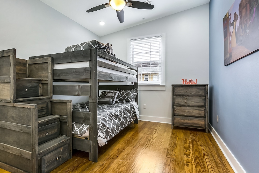 Newly Renovated 4BD Penthouse - photo 8