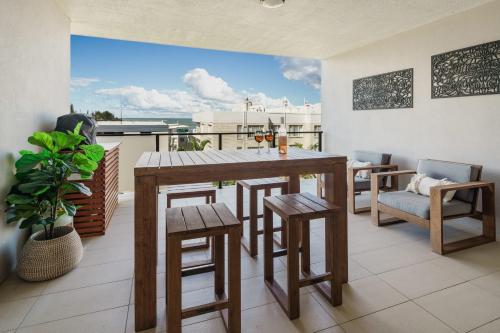 Bright Stylish Kings Beach Apartment — 4-Star Luxury Hotel in Caloundra, Australia