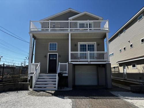 Roof Top Deck With Ocean & Bay Views Single Family Beach Badges Private Yard Ping Pong And Pool Table Wifi 1 Block From Ocean 15 Blocks To Bay — hotel in Ship Bottom