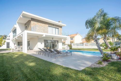 Villa Sassi — 4-Star Luxury Hotel in Almada, Portugal